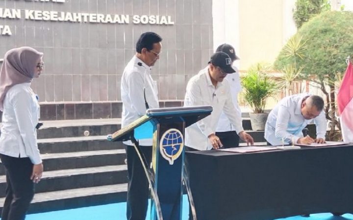 Kemensos Saifullah Yusuf bersama dengan Kemenhub Dudy Purwagandhi melakukan kesepakatan MoU. (Source: Antara)