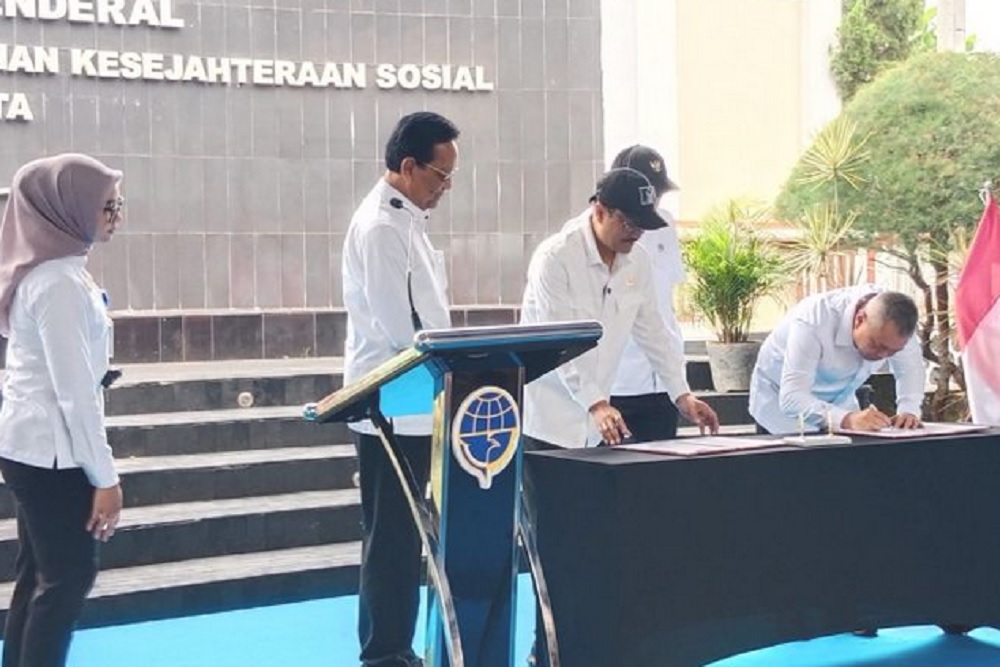 Kemensos Saifullah Yusuf bersama dengan Kemenhub Dudy Purwagandhi melakukan kesepakatan MoU. (Source: Antara)