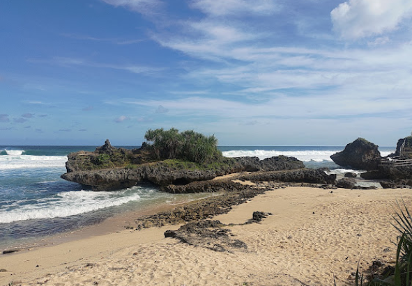Pantai Watu Bolong (Source: Google Maps)