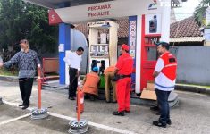 Petugas PT Pertamina melakukan pengecekan di SPBU (Source: Pikiran Rakyat)
