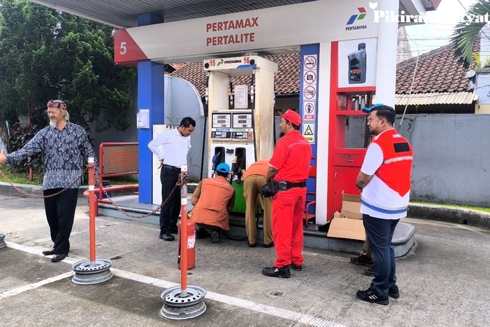 Petugas PT Pertamina melakukan pengecekan di SPBU (Source: Pikiran Rakyat)