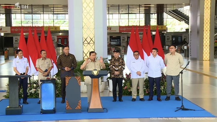 Presiden Prabowo Subianto saat berada di Stasiun Tanah Abang Baru (Source: Youtube Setpres)