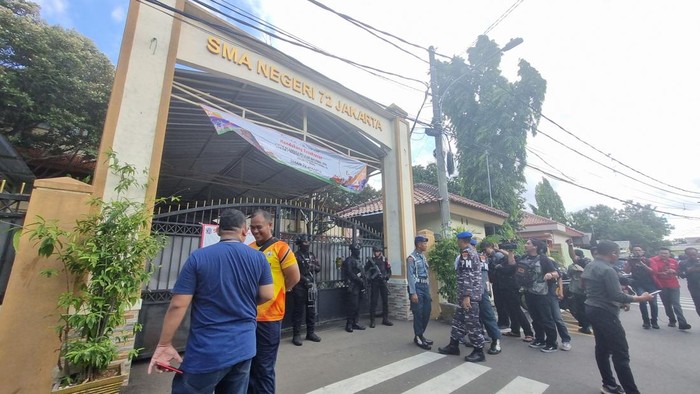 SMAN 72 Kelapa Gading Terjadi Ledakan. (Source: Detik)